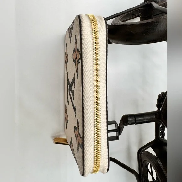 Louis Vuitton Wild at Hearts Collection Zippy Coin Case - Picture 6 of 6